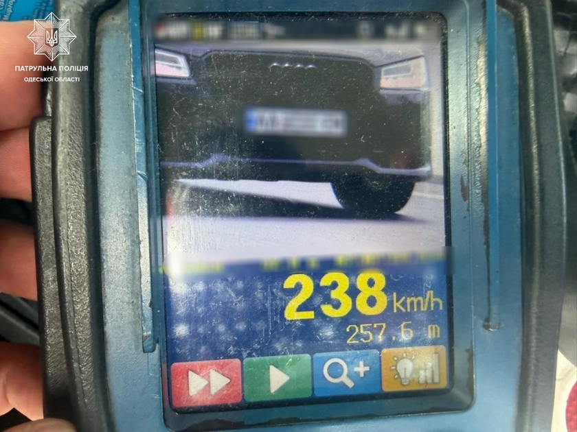 Водій Audi їхав на швидкості 240 км та попався на чужих номерах