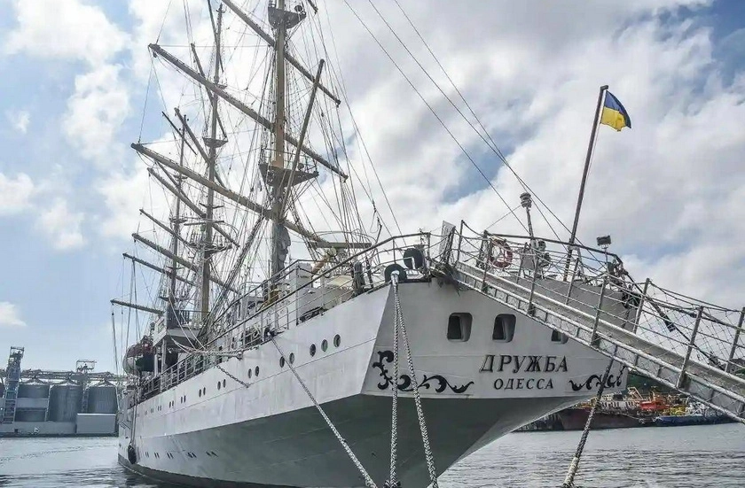 Сергій Флеш показав вибух біля учбового корабля «Дружба» в Одеському порту