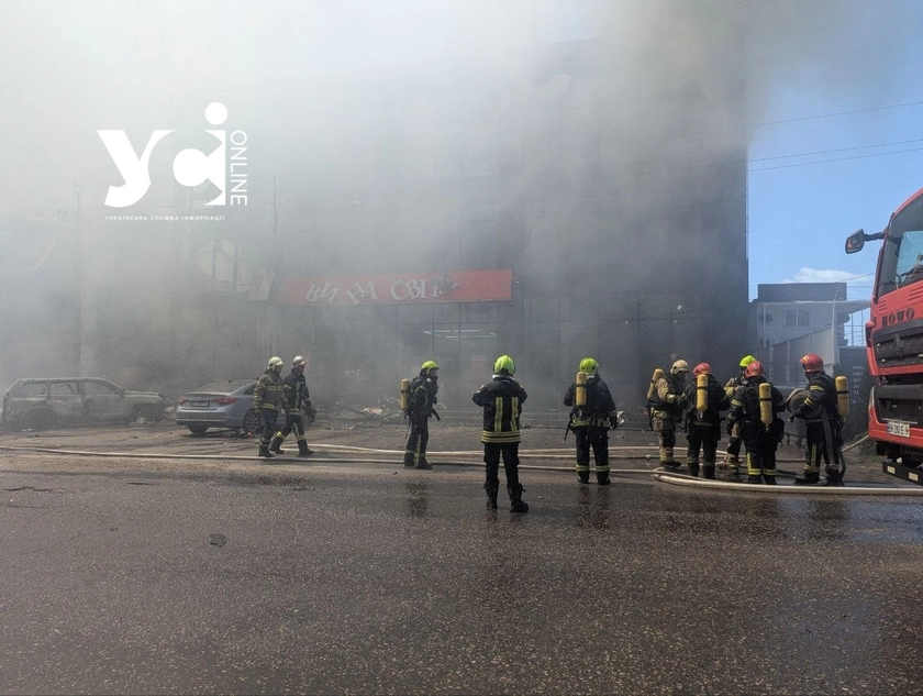 Дрон влучив у магазин та пошту: після падіння БпЛА в Одесі спалахнула сильна пожежа (ОНОВЛЮЄТЬСЯ)
