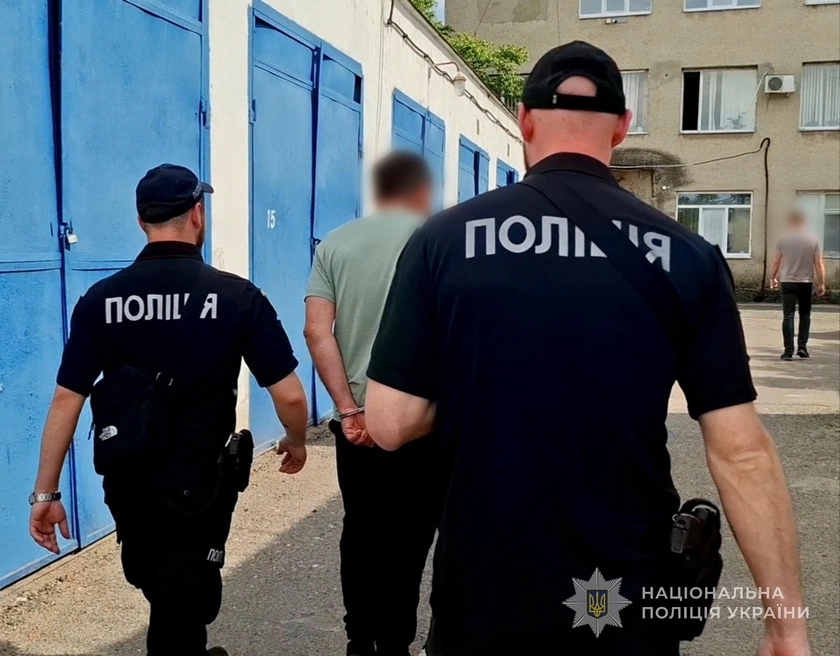 В гаражі у мешканця Одещини поліція викрила велики арсенал зброї