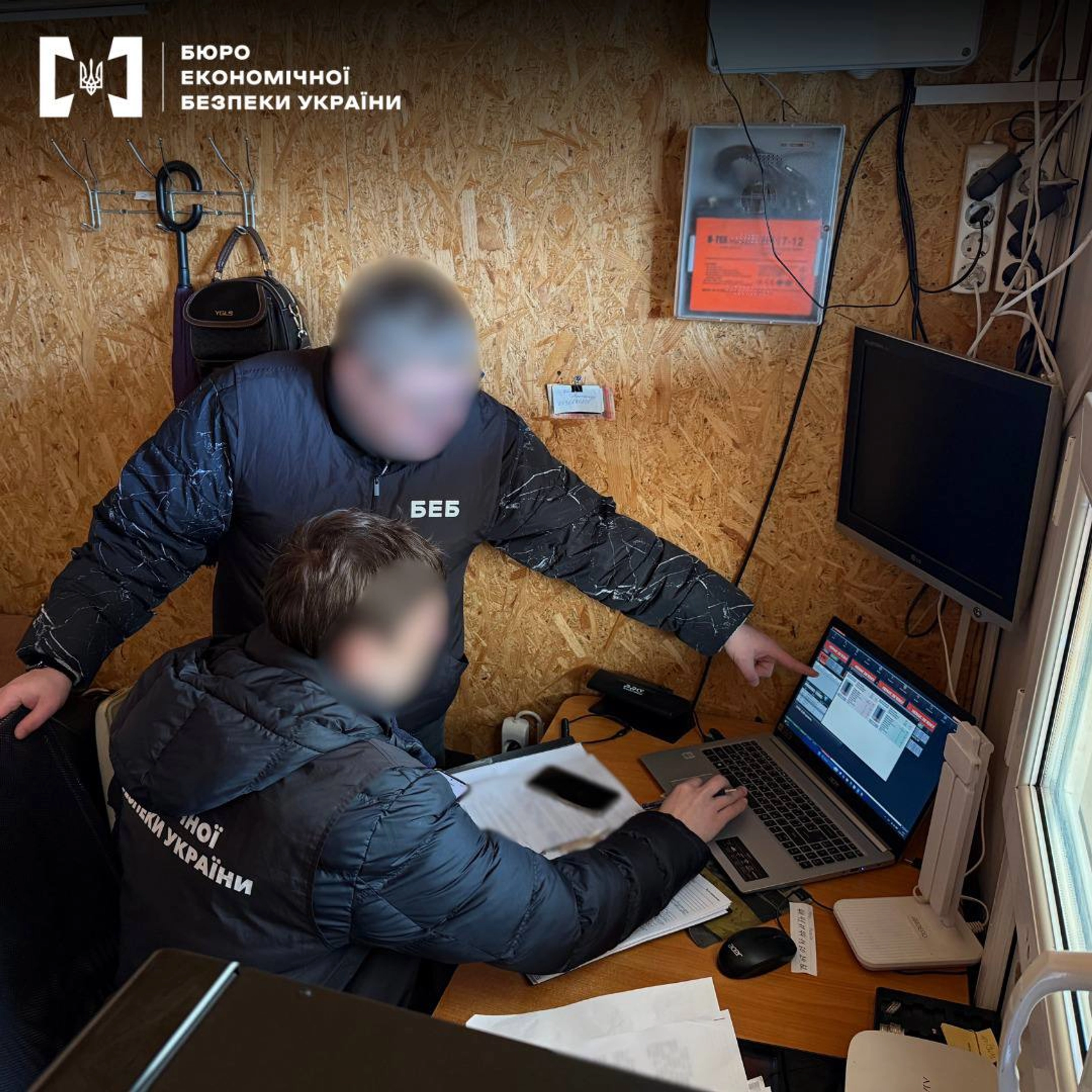 БЕБ ліквідувало нелегальну АЗС в Одесі та вилучило 6 тонн пального