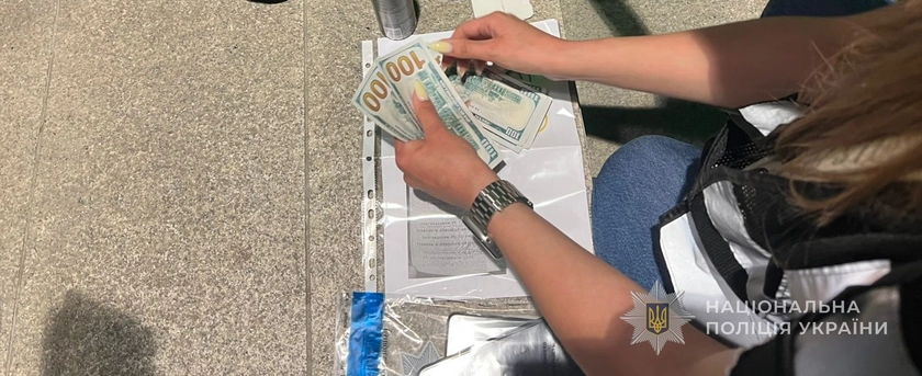 За 1400 доларів обіцяв прибрати з розшуку: в Одесі затримали 20-річного ділка