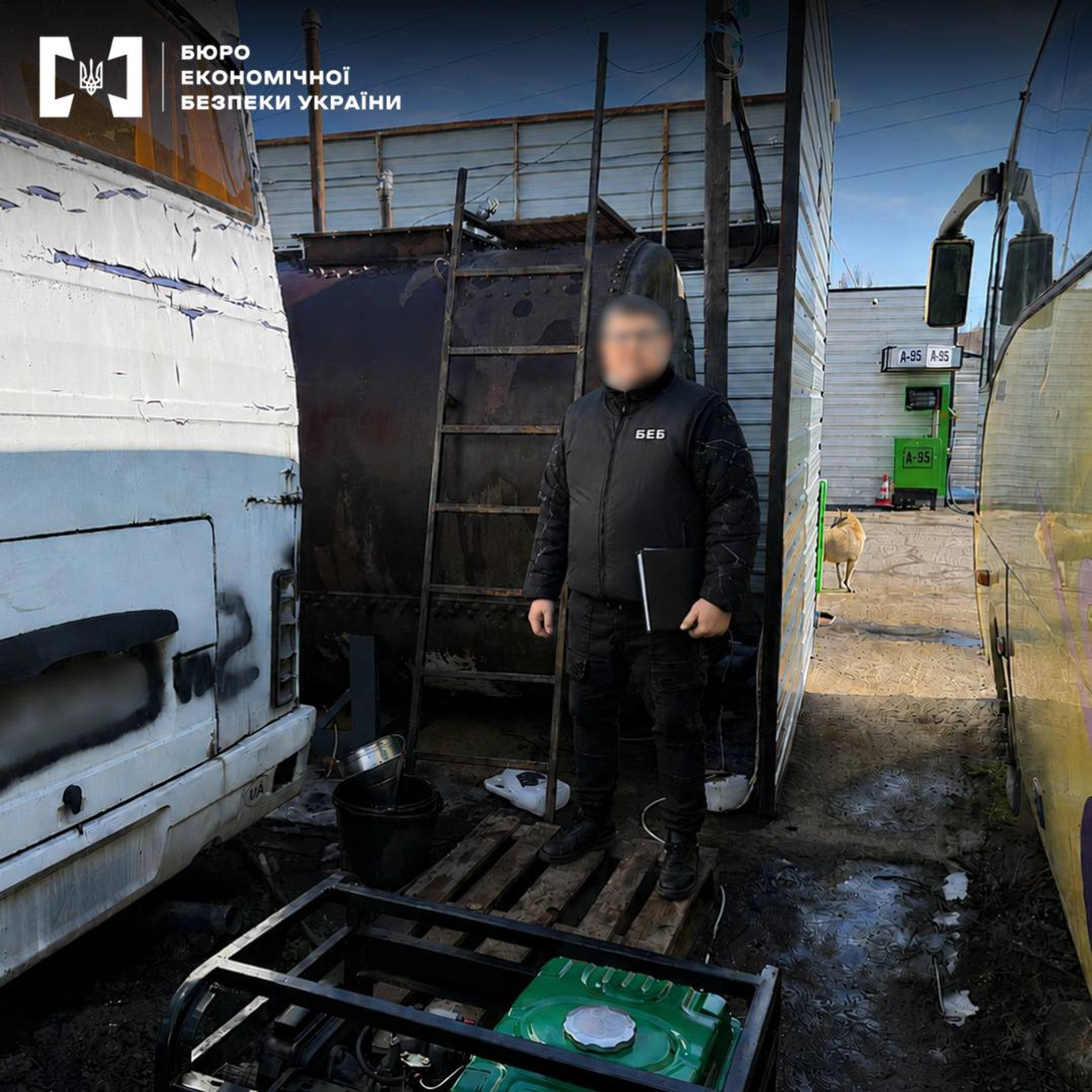 БЕБ ліквідувало нелегальну АЗС в Одесі та вилучило 6 тонн пального