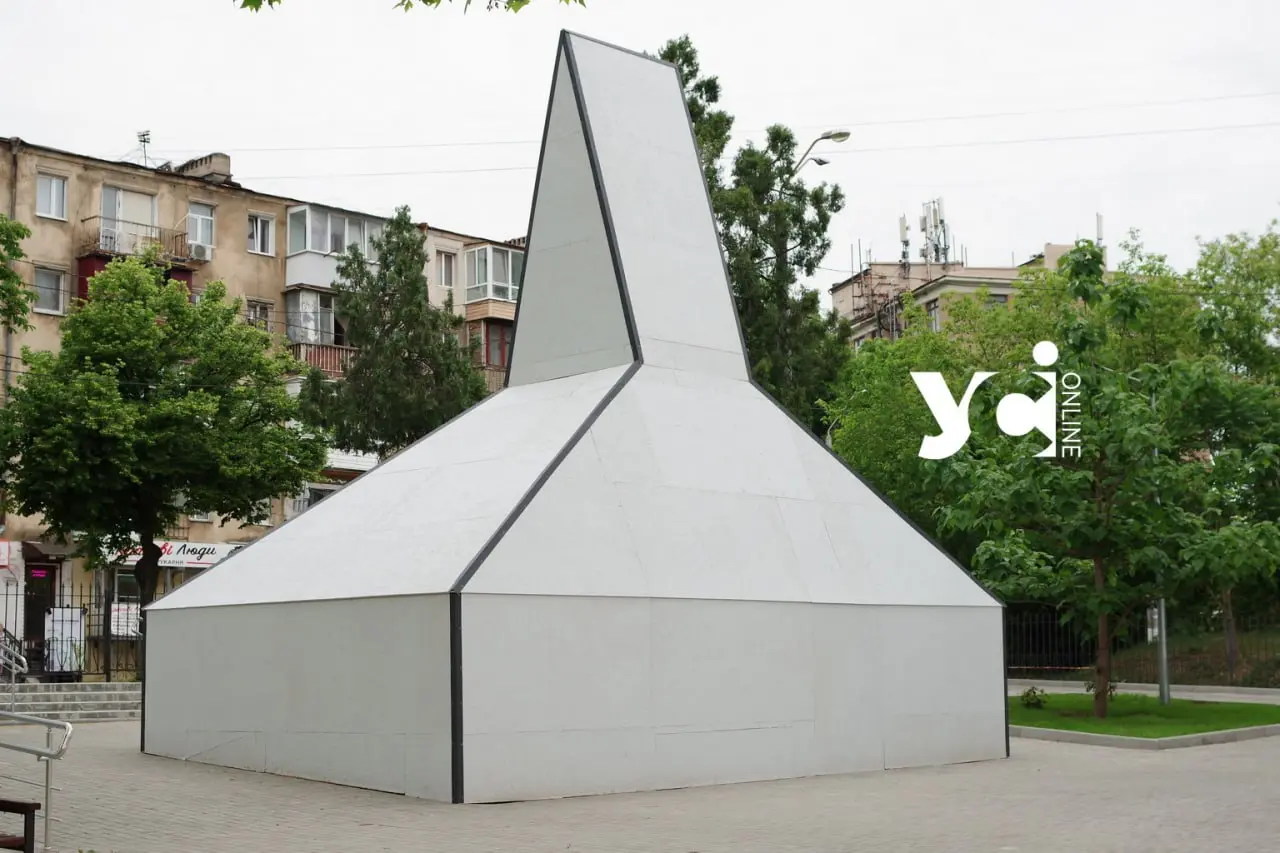В Одесі пам’ятник Черняховському закрили: готують до демонтажу чи захищають?
