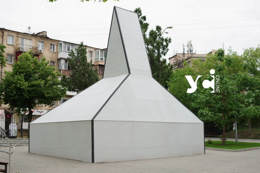 В Одесі пам’ятник Черняховському закрили: готують до демонтажу чи захищають?