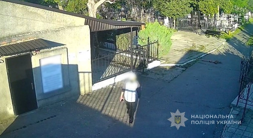 В Одесі затримали чоловіка, який понівечив хрести на могилах