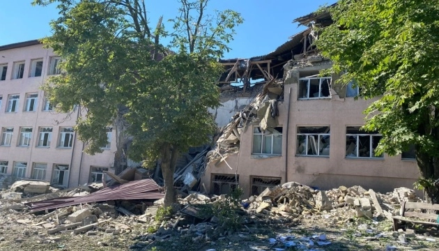 Війна пошкодила майже 5 тисяч закладів освіти в Україні