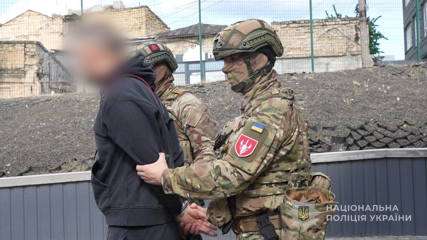 За 6000 доларів обіцяв тил і звільнення зі служби: в Одесі затримали військового