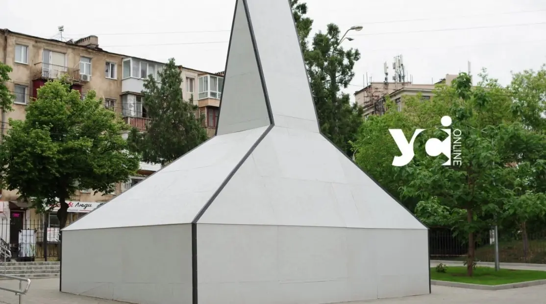 Пам’ятник Черняховському в Одесі закрили, але поки не демонтують через вимоги законодавства
