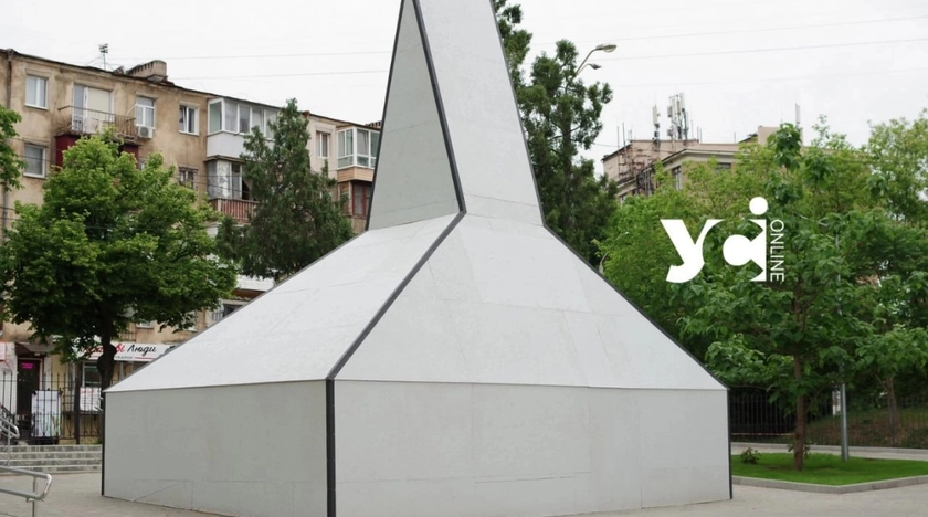 Пам’ятник Черняховському в Одесі закрили, але поки не демонтують через вимоги законодавства