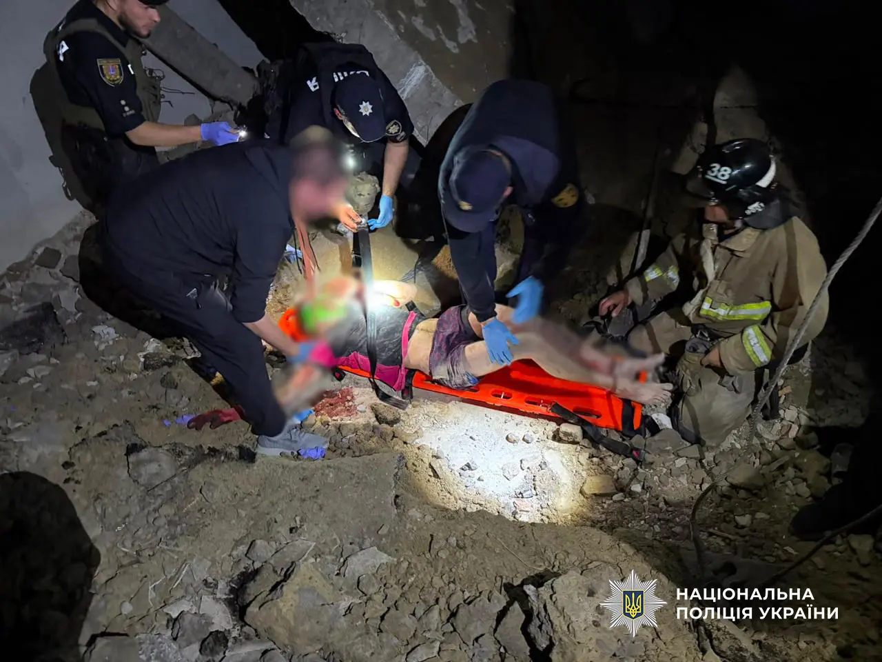 На Одещині чоловіка врятували з-під бетонної плити в покинутій будівлі