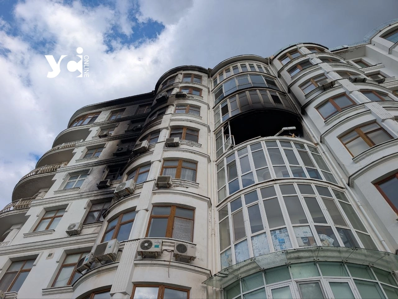 Так виглядає понівечений атакою будинок в Приморському районі міста