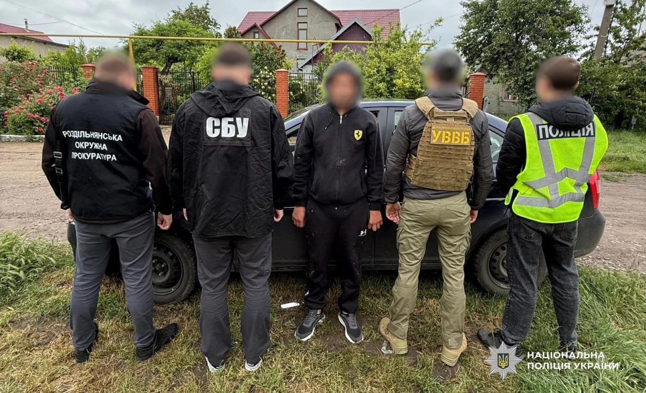 На Одещині затримали чоловіка, який обіцяв вивезти ухилянта до Молдови за 2000 доларів