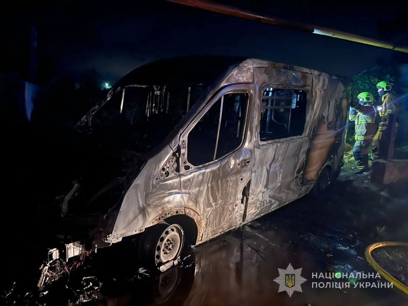На Одещині викрили СЗЧ-шника який підпалив мікроавтобус військового на замовлення рф