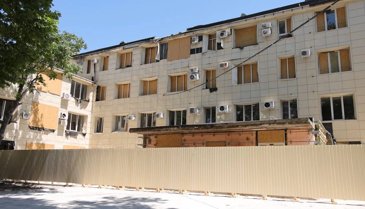 В Одесі відновлюють пошкоджений російською атакою пологовий будинок №5