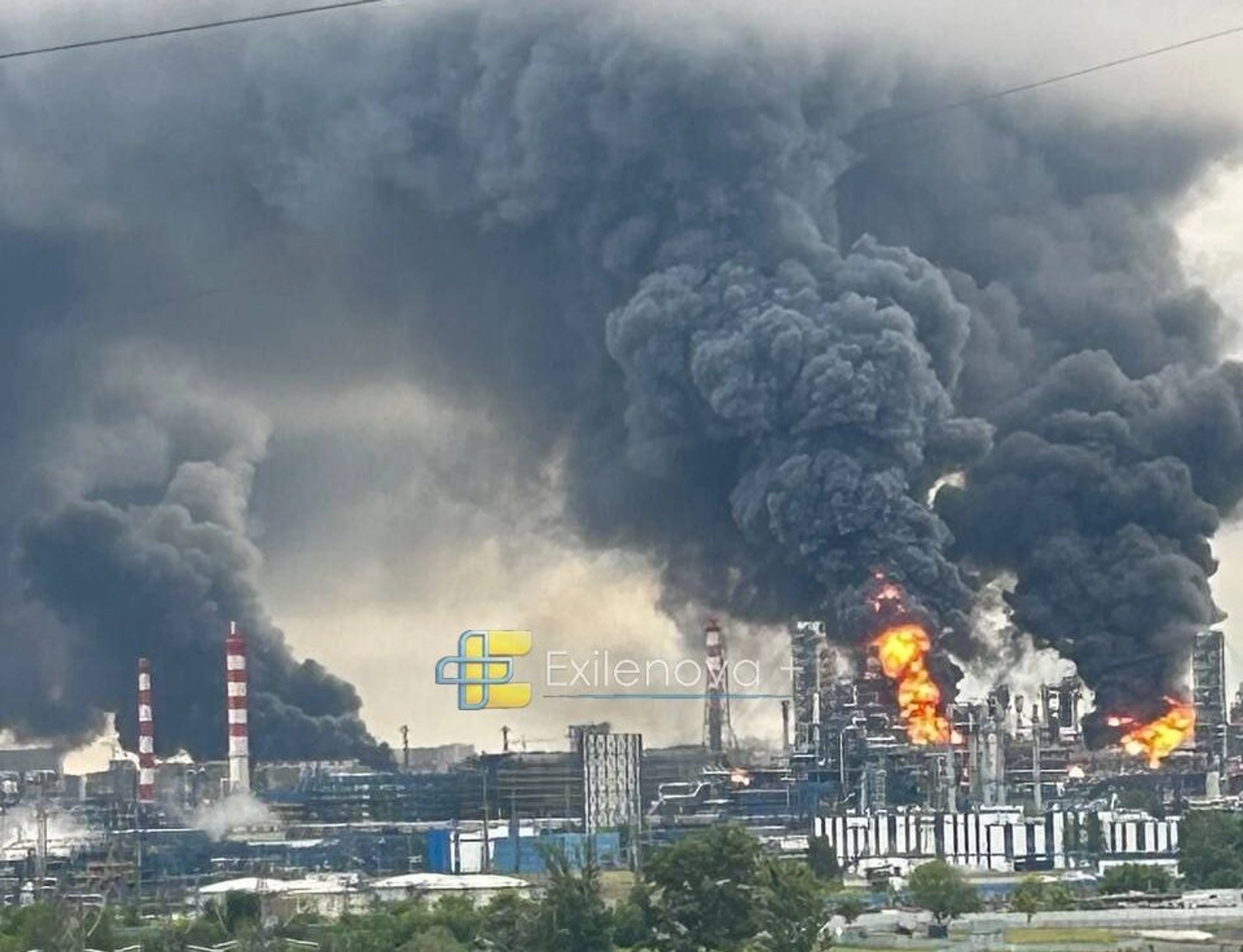 Безпілотники дісталися найбільшого НПЗ Москви: над заводом піднявся густий дим