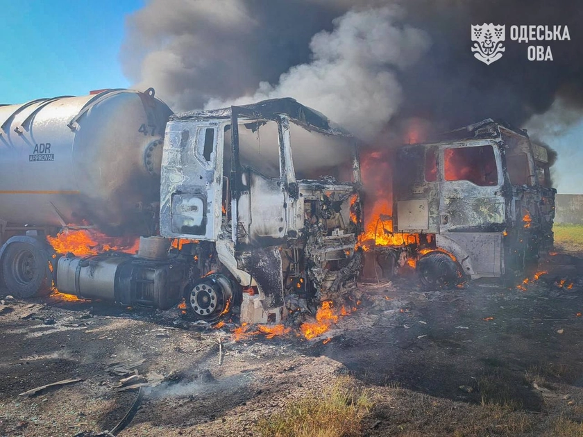 Росія атакувала цивільні судна в Чорному морі та стоянку у порту: є загиблий та поранені моряки (Оновлено)