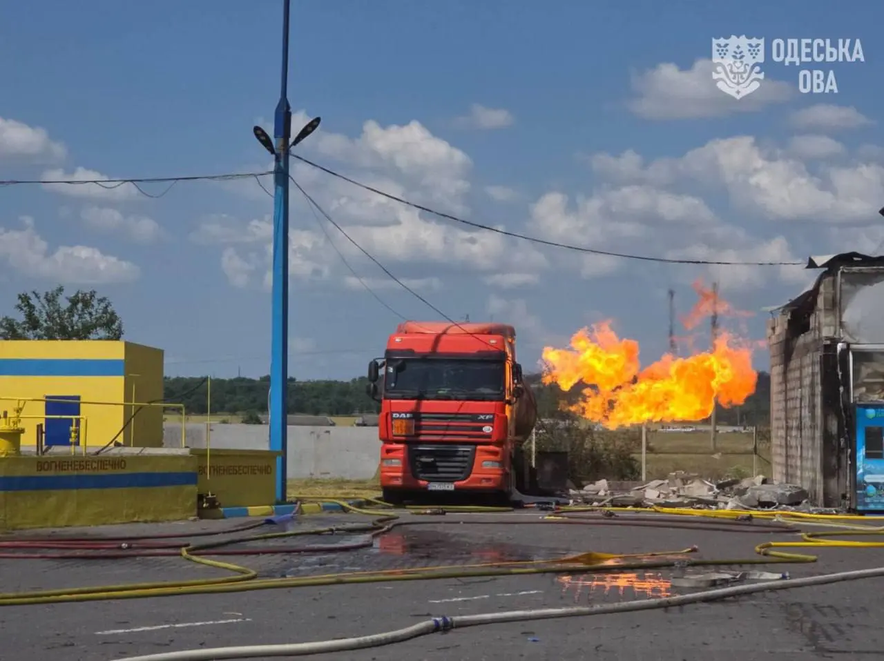Удар дронів по Одещині: на АЗС спалахнув газовоз, пошкоджені підприємства