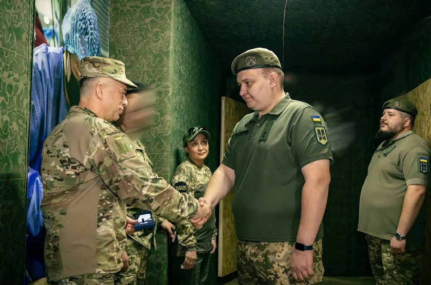 Одеський військовий медик отримав нагороду від Сирського за врятовані життя