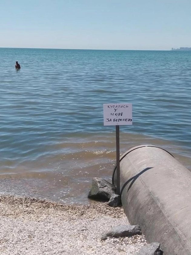 Після обвалу біля колектора в Одесі до моря стікають нечистоти