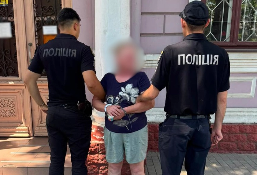 На Одещині жінка через ревнощі ледь не вбила суперницю ножицями