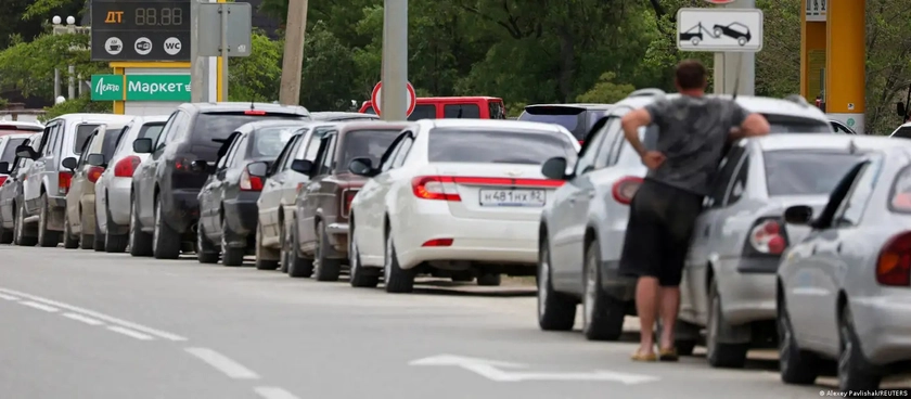 В Росії поліцію направили на АЗС через довгі черги й панічні закупівлі пального