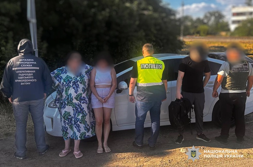 В Одесі затримали жінку, яка ховала військовозобов’язаних у салоні авто під іграшками