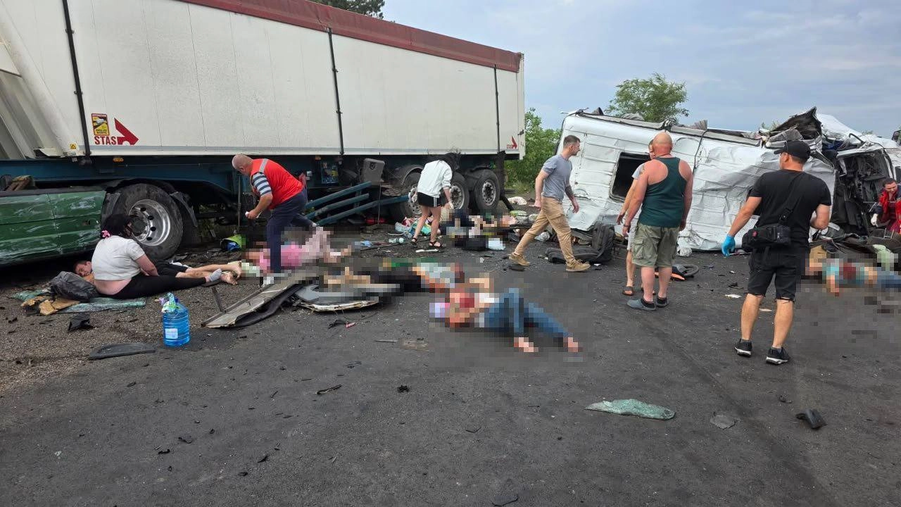 Смертельна ДТП на одеській трасі: 12 людей загинуло, ще шестеро травмовані