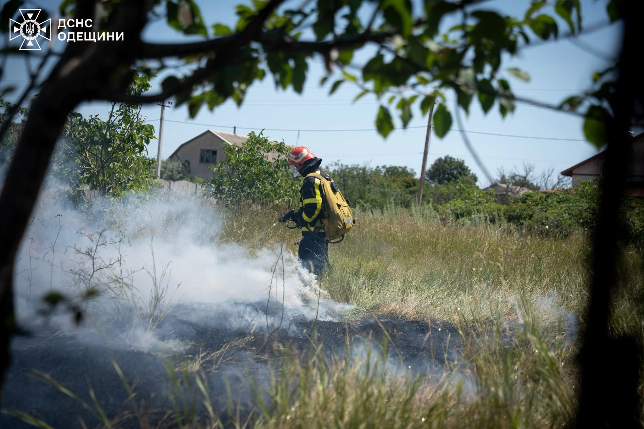 На Одещині через російську атаку спалахнула масштабна пожежа