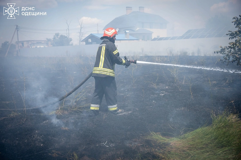 На Одещині через російську атаку спалахнула масштабна пожежа: люди під час тривоги залишалися на пляжі