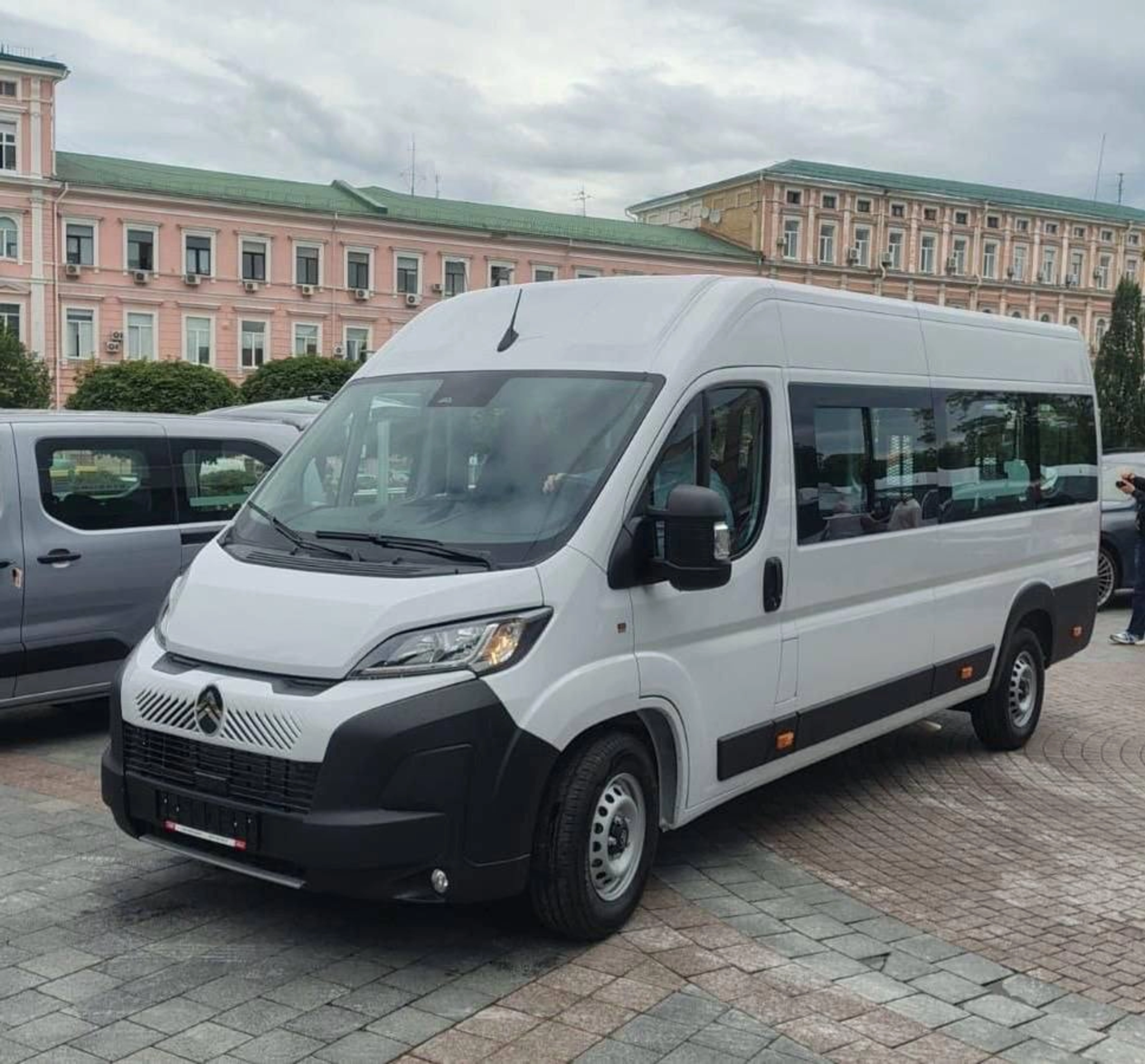 Чорноморська громада отримала два автомобілі соціального таксі