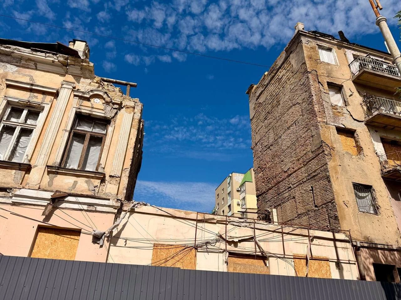 Будинок на Преображенській, який постраждав від російського удару, частково демонтують