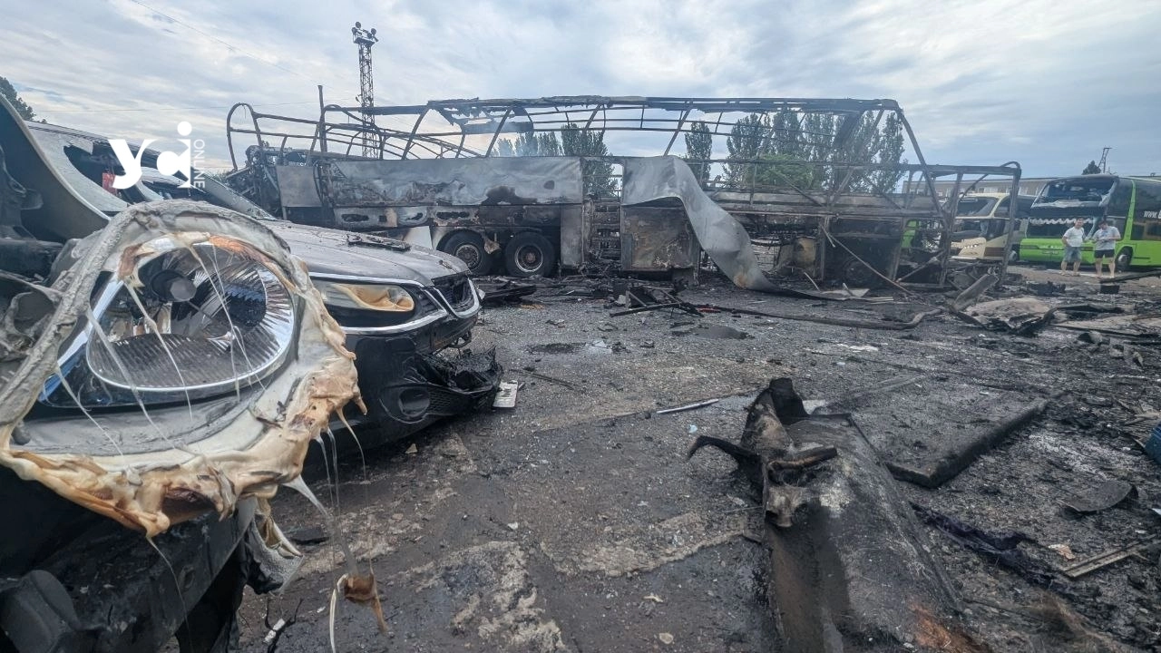 Удар по Одесі: росіяни знищили автобуси на автотранспортному підприємстві, є постраждалі