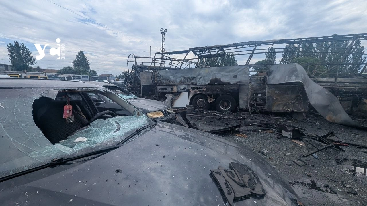 Удар по Одесі: росіяни знищили автобуси на автотранспортному підприємстві, є постраждалі