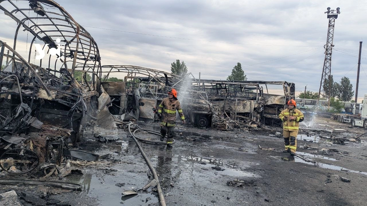 Удар по Одесі: росіяни знищили автобуси на автотранспортному підприємстві, є постраждалі