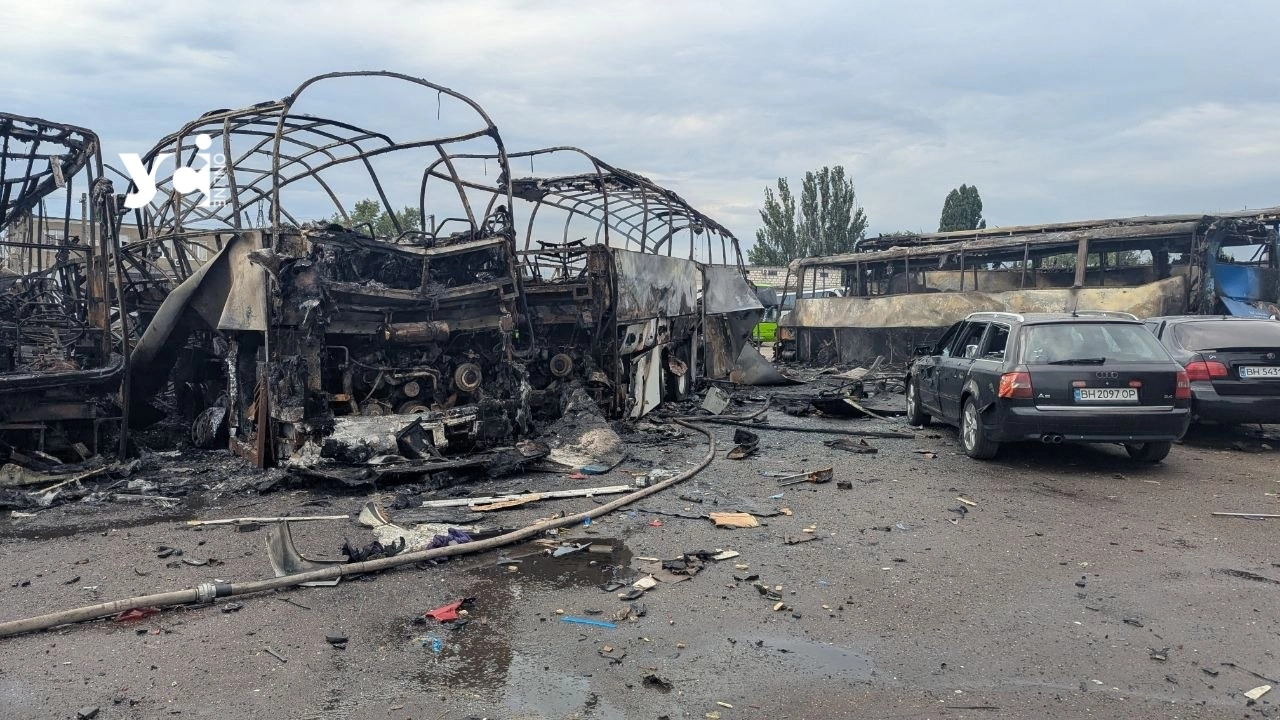 Удар по Одесі: росіяни знищили автобуси на автотранспортному підприємстві, є постраждалі