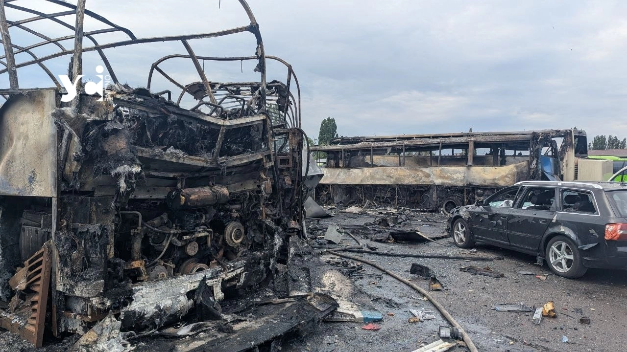 Удар по Одесі: росіяни знищили автобуси на автотранспортному підприємстві, є постраждалі
