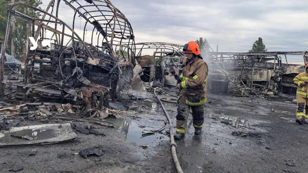 Удар по Одесі: росіяни знищили автобуси на автотранспортному підприємстві, є постраждалі