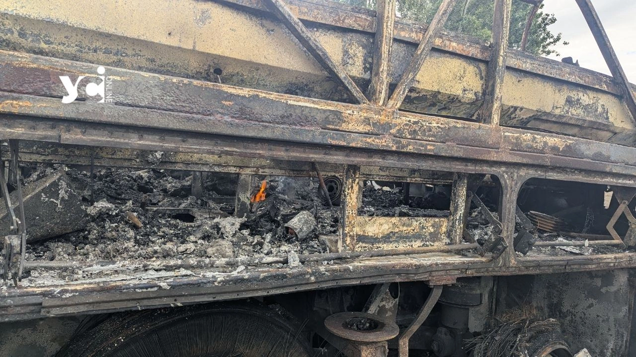 Удар по Одесі: росіяни знищили автобуси на автотранспортному підприємстві, є постраждалі