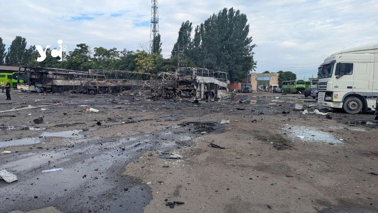 Удар по Одесі: росіяни знищили автобуси на автотранспортному підприємстві, є постраждалі