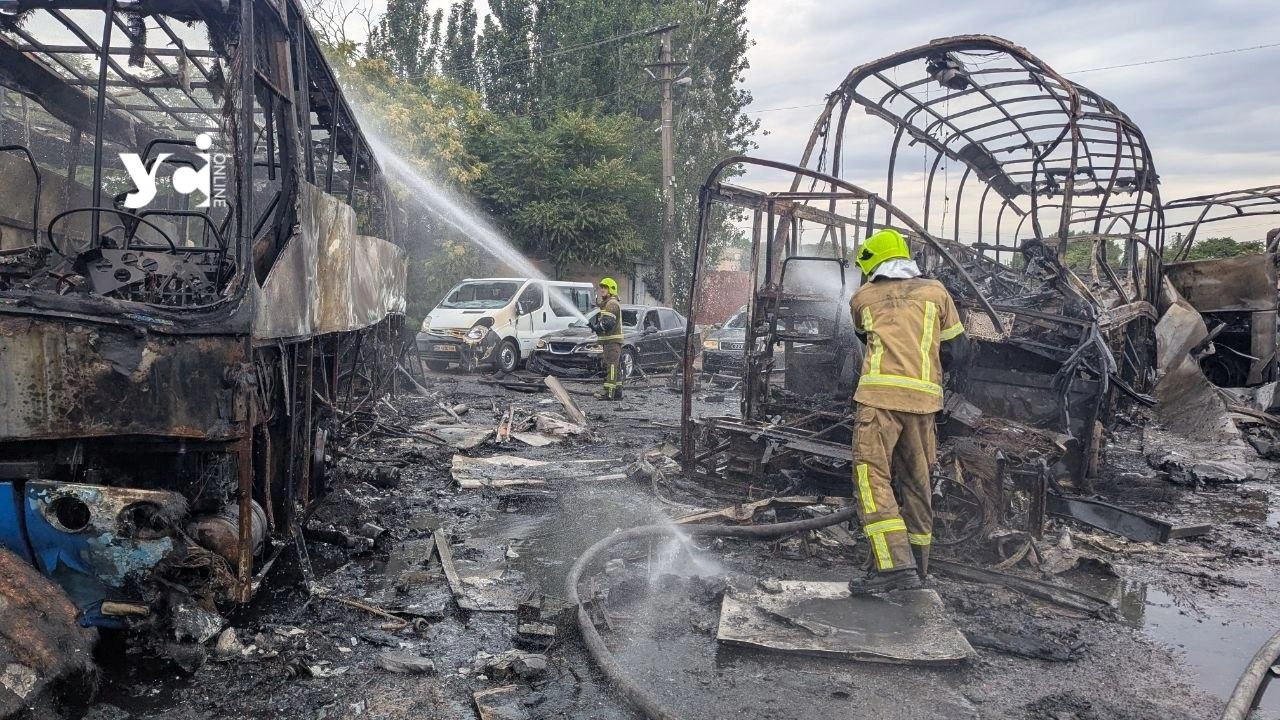 Удар по Одесі: росіяни знищили автобуси на автотранспортному підприємстві, є постраждалі