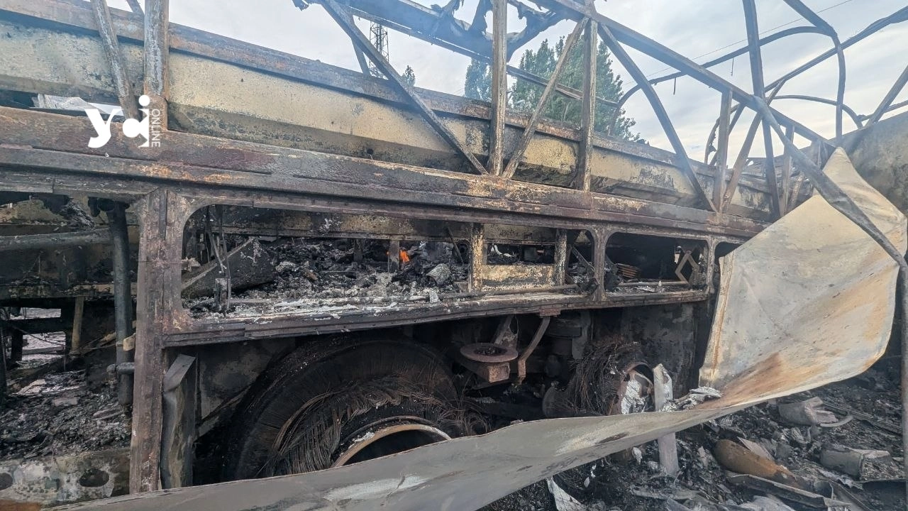 Удар по Одесі: росіяни знищили автобуси на автотранспортному підприємстві, є постраждалі