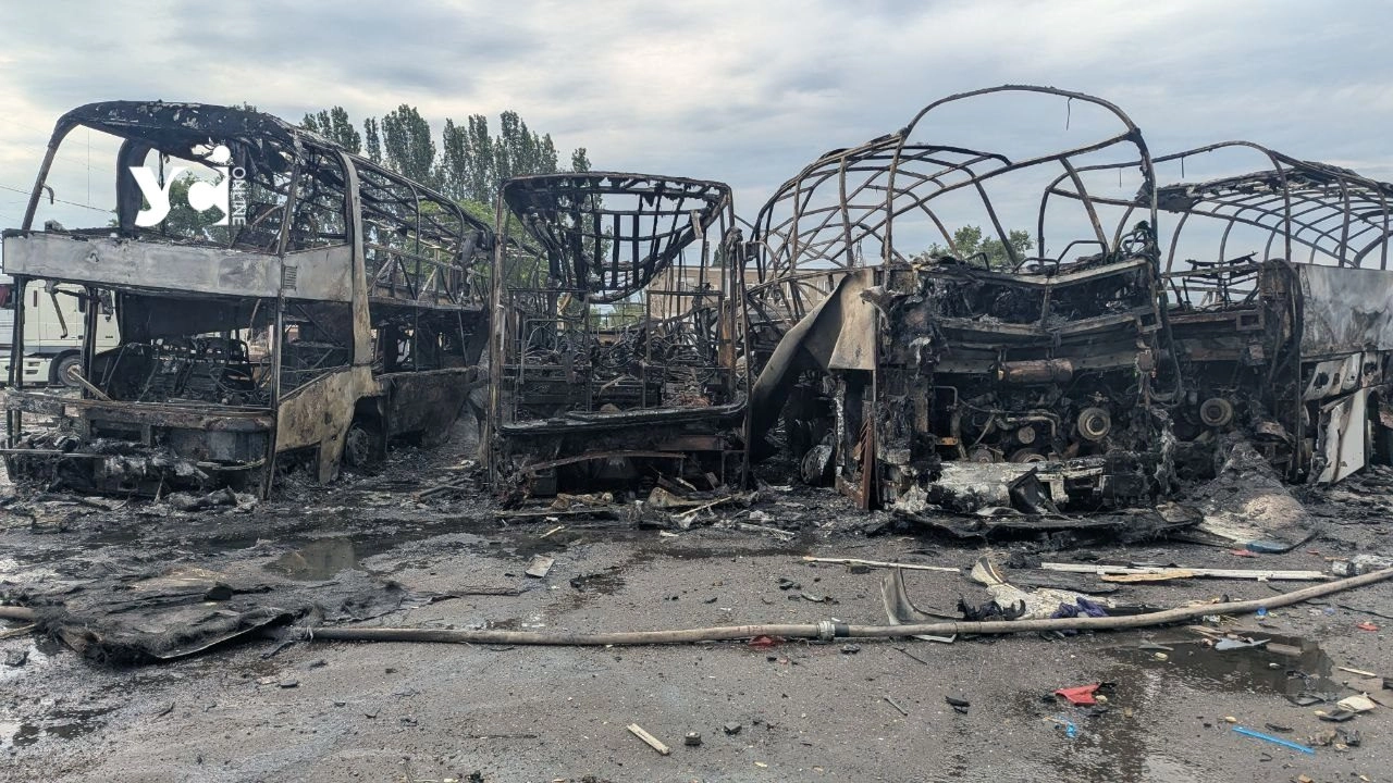 Удар по Одесі: росіяни знищили автобуси на автотранспортному підприємстві, є постраждалі