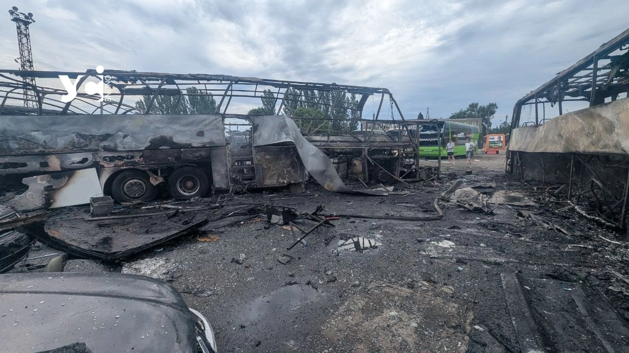 Удар по Одесі: росіяни знищили автобуси на автотранспортному підприємстві, є постраждалі