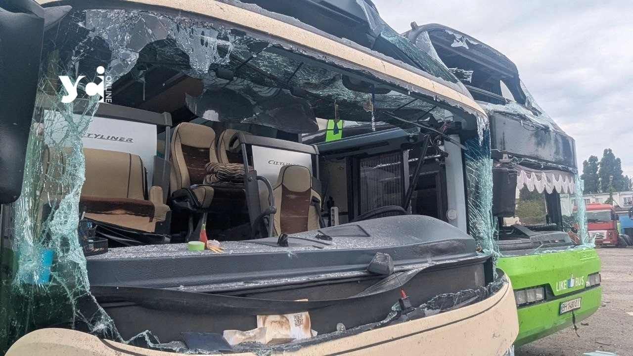 Удар по Одесі: росіяни знищили автобуси на автотранспортному підприємстві, є постраждалі
