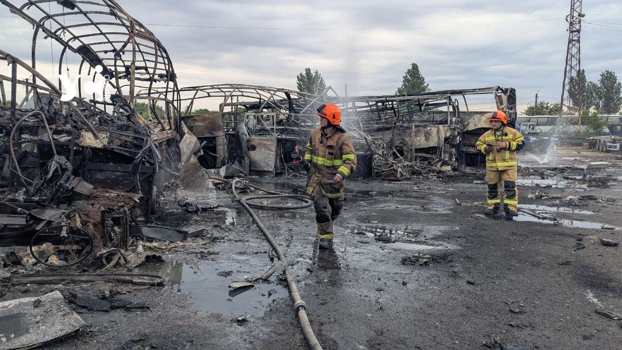 Удар по Одесі: росіяни знищили автобуси на автотранспортному підприємстві, є постраждалі