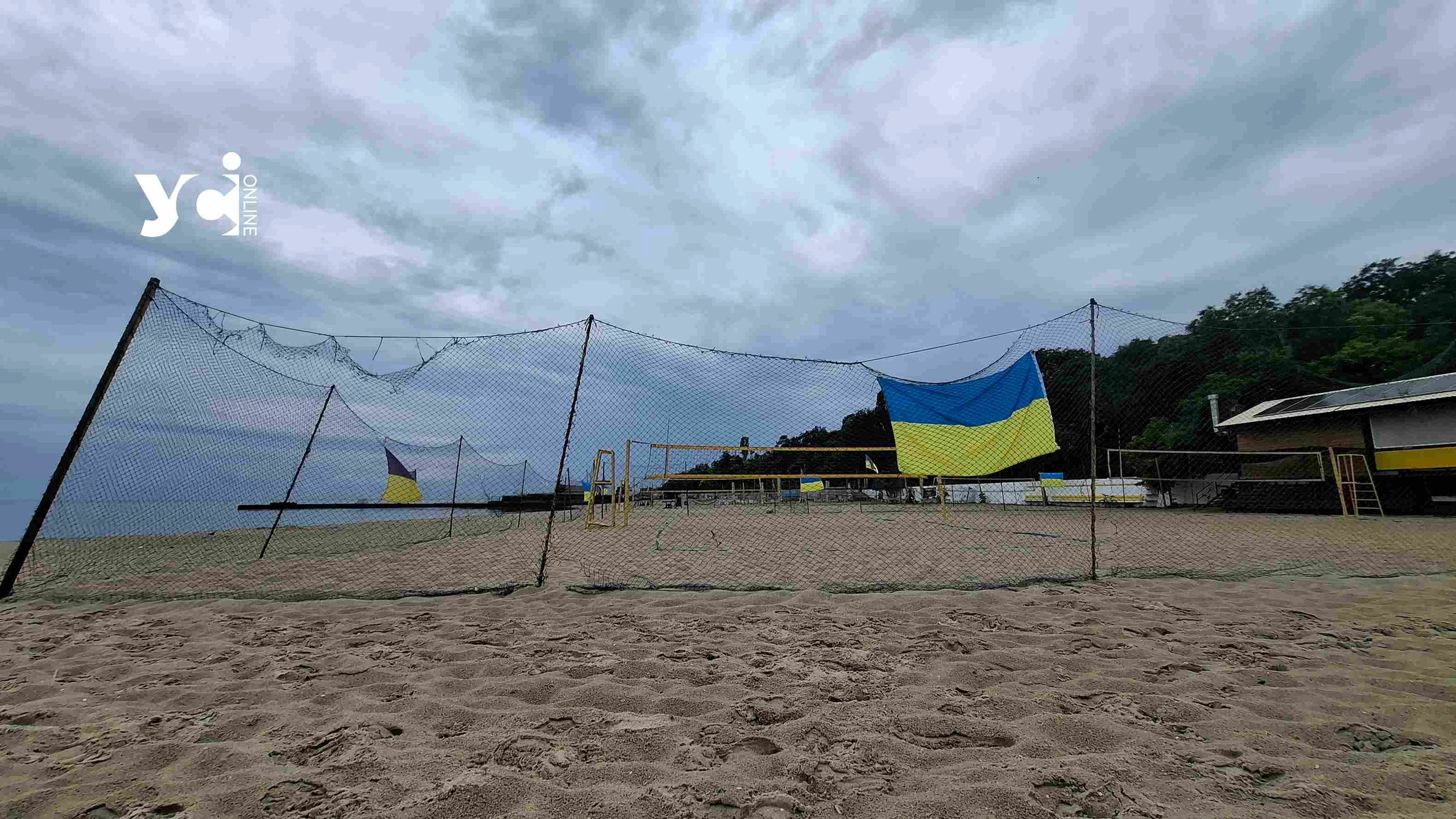 Липень без засмаги та з тривогами: як виглядають порожні пляжі Одеси