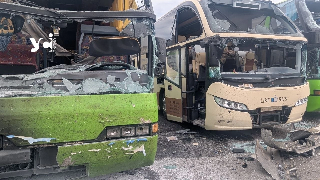 Удар по Одесі: росіяни знищили автобуси на автотранспортному підприємстві, є постраждалі