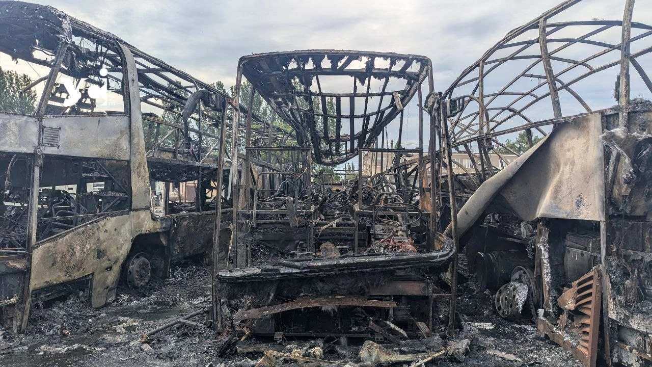Удар по Одесі: росіяни знищили автобуси на автотранспортному підприємстві, є постраждалі