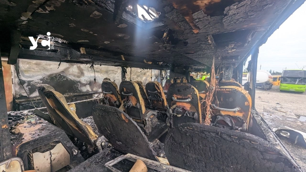 Удар по Одесі: росіяни знищили автобуси на автотранспортному підприємстві, є постраждалі